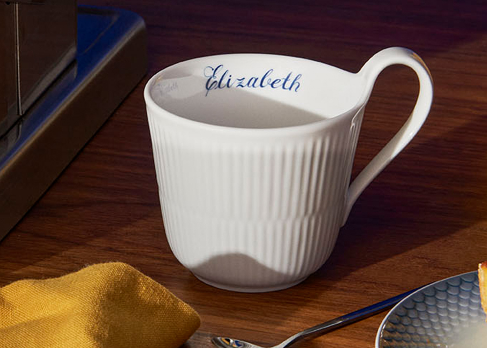 En hvid Riflet navnekop fra Bespoke